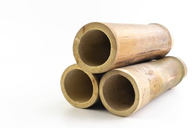 Beyaz arka plan üzerinde bambu tüp delik izole bambu tüp