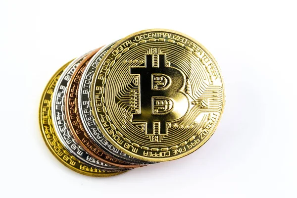 Düzenleme bitcoin ışık ile izole üzerinde beyaz arka plan etkilenir