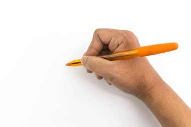Adamın elini izole üzerinde beyaz arka plan, adamın elinde turuncu kalem yazma