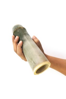 Beyaz arka plan üzerinde izole adamın elini tüpte bambu