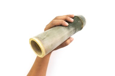 Beyaz arka plan üzerinde izole adamın elini tüpte bambu