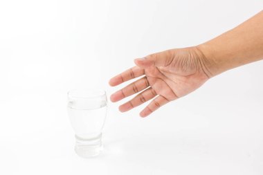 adamın elini beyaz arka plan üzerinde izole saf su ile şeffaf cam tutuyor