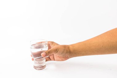 adamın elini beyaz arka plan üzerinde izole saf su ile şeffaf cam tutuyor