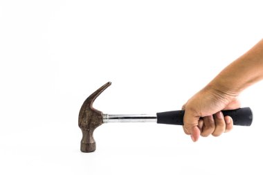 Beyaz arka plan üzerinde izole adamın elinde metal çekiç