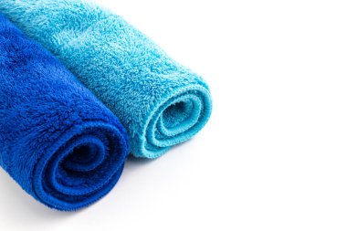 Beyaz arka plan üzerinde izole mavi kısa saç kumaşların yerleştirilmiştir