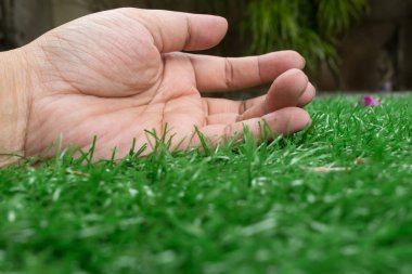 Yeşil kısa yapay çim Bahçe Manzaralı, zavallı adam adamın elini