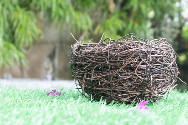 Nido Rattan Uccello Sull Erba Artificiale Con Sfondo Albero Verde — Foto Stock