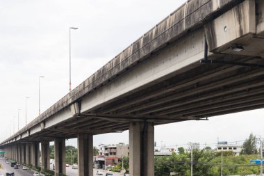 Karayolu ile beyaz bulutlu gökyüzü arka plan beton köprü.