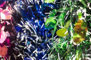 Renkli ağaç arka plan ile Noel ağacı yeşil Püskül Close-up.