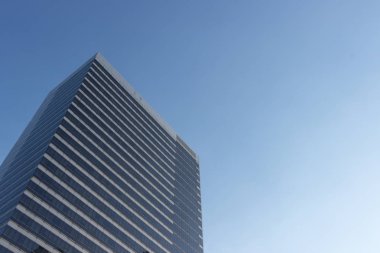 Beyaz bulutlar gökyüzünde güneşli bir gün yaklaşık Bina Modern residence