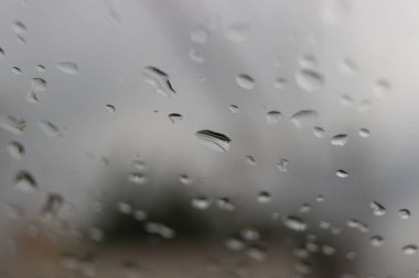 Arabayı park ederken aracın ön camı üzerine yağmur damla