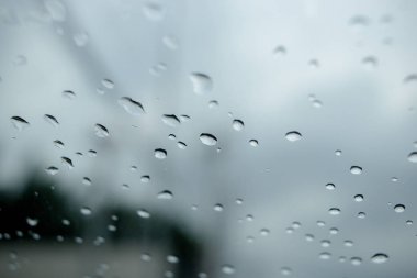 Arabayı park ederken aracın ön camı üzerine yağmur damla