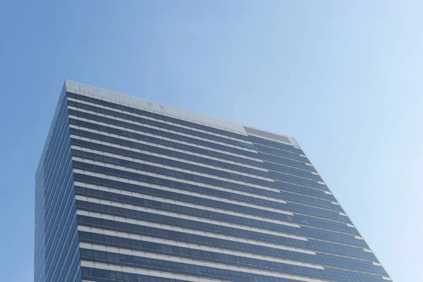 Beyaz bulutlar gökyüzünde güneşli bir gün yaklaşık Bina Modern residence