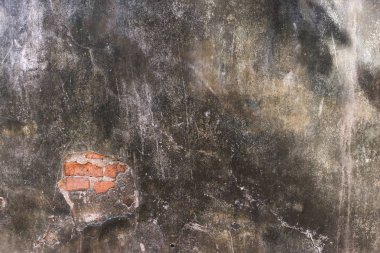 İçinde kırmızı tuğla ile eski kırık kirli duvar. Kirli koyu eski duvar.