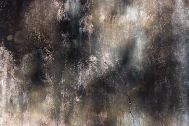 İçinde kırmızı tuğla ile eski kırık kirli duvar. Kirli koyu eski duvar.