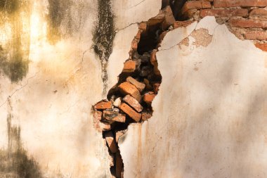 Kırmızı tuğla diffü ile eski kırık beyaz duvar, kirli duvar.