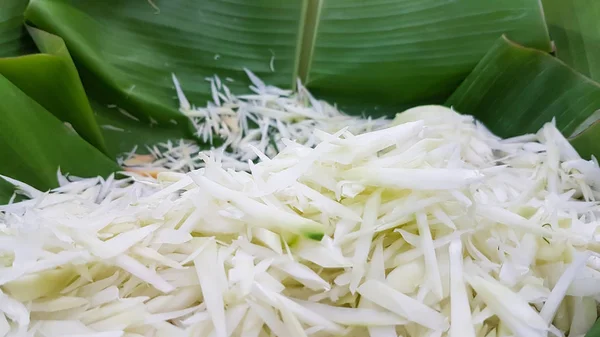 Julienne Papaya Stanno Facendo Insalata Papaia Tailandese Sulle Foglie Banana — Foto Stock