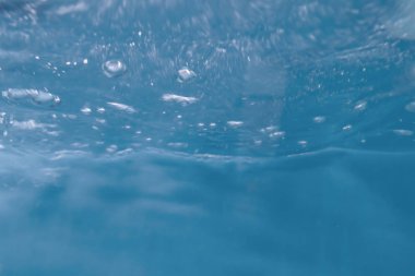 Üst ışık ile kabarcık ve akış mavi dalga ile sualtı etkilenir