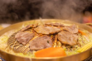 Haşlanmış sebze ile kavisli pirinç tavada dilimlenmiş ızgara domuzları