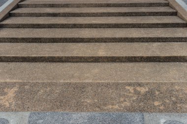 Pürüzlü yüzey tasarımı ile beton merdivenler