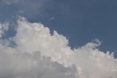 Büyük beyaz bulutları olan güzel mavi gökyüzü