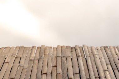 Bambu çitler dikey olarak dizilmişti.