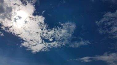 Mavi gökyüzünde büyük beyaz bulutlar