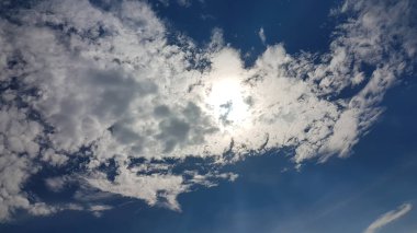 Mavi gökyüzünde büyük beyaz bulutlar