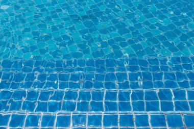 Yüzme havuzunda yürümek için mavi fayans basamakları