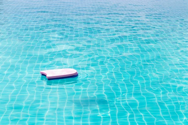 Swimming foam pad are floating in the large swimming pool. — Stock Photo, Image