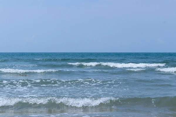 Mar azul oscuro con olas que se están moviendo hacia la costa. — Foto de Stock