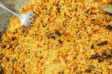 pilav, sarı pirinç ve etli havuç yemeği.