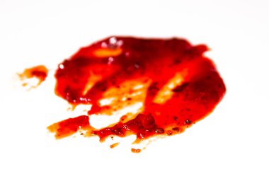 beyaz arka planda ketçap. kırmızı noktalar