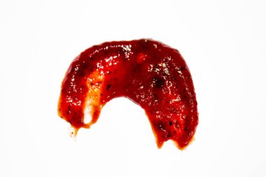 beyaz arka planda ketçap. kırmızı noktalar