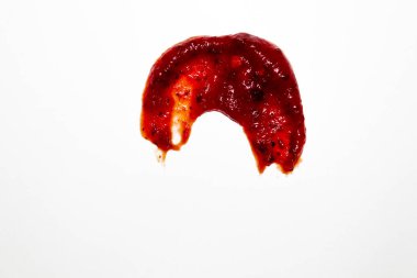 beyaz arka planda ketçap. kırmızı noktalar