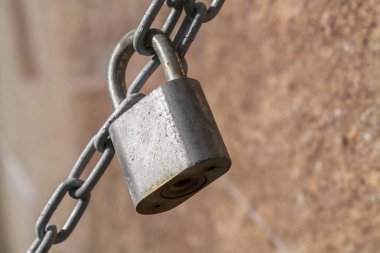 zincir kilidi, paslı kilit