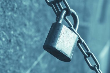 zincir kilidi, paslı kilit