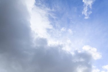 Beyaz bulutlu mavi gökyüzü, doğa arkaplan