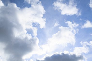 Beyaz bulutlu mavi gökyüzü, doğa arkaplan