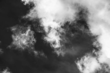 Beyaz bulutların üzerinde karanlık bir gökyüzü, tek renkli