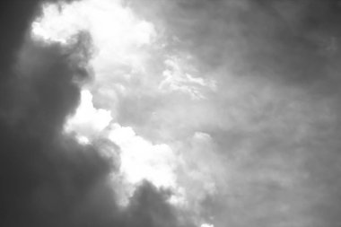 Beyaz bulutların üzerinde karanlık bir gökyüzü, tek renkli