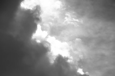 Beyaz bulutların üzerinde karanlık bir gökyüzü, tek renkli