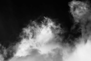 Beyaz bulutların üzerinde karanlık bir gökyüzü, tek renkli