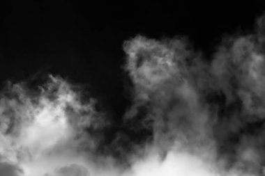 Beyaz bulutların üzerinde karanlık bir gökyüzü, tek renkli