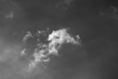 Beyaz bulutların üzerinde karanlık bir gökyüzü, tek renkli