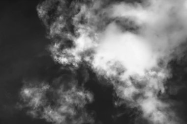 Beyaz bulutların üzerinde karanlık bir gökyüzü, tek renkli