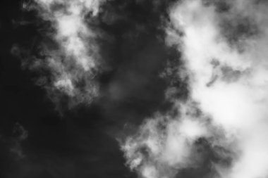 Beyaz bulutların üzerinde karanlık bir gökyüzü, tek renkli