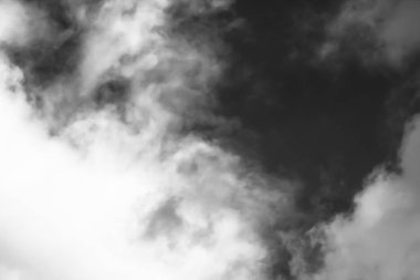 Beyaz bulutların üzerinde karanlık bir gökyüzü, tek renkli