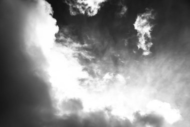 Beyaz bulutların üzerinde karanlık bir gökyüzü, tek renkli