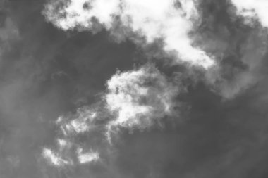 Beyaz bulutların üzerinde karanlık bir gökyüzü, tek renkli